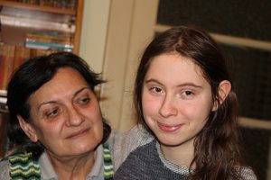 Iulia Vîlcu, abandonată de bebeluș și grav bolnavă, a „reînviat“ în familia asistentului maternal Maria Manta