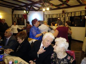 Zeci de vârstnici câmpineni s-au distrat pe cinste la Revelionul pensionarilor!