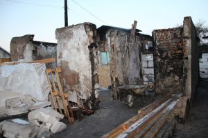 Zece membri ai unei familii, din Ploieștiori, au rămas fără casă în prag de iarnă